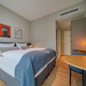 Zimmer mit Kingsize-Bett
